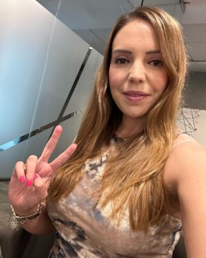 Camila Flores Instagram - Hola queridos amigos espero que tengan todos un gran viernes después de tantas tragedias 🙌🏻❤️
Los invito a sintonizar programa Conectados de #RadioAgricultura a las 11 horas,  en el dial 92.5, también se transmite en Youtube, en el canal de “Agricultura TV”