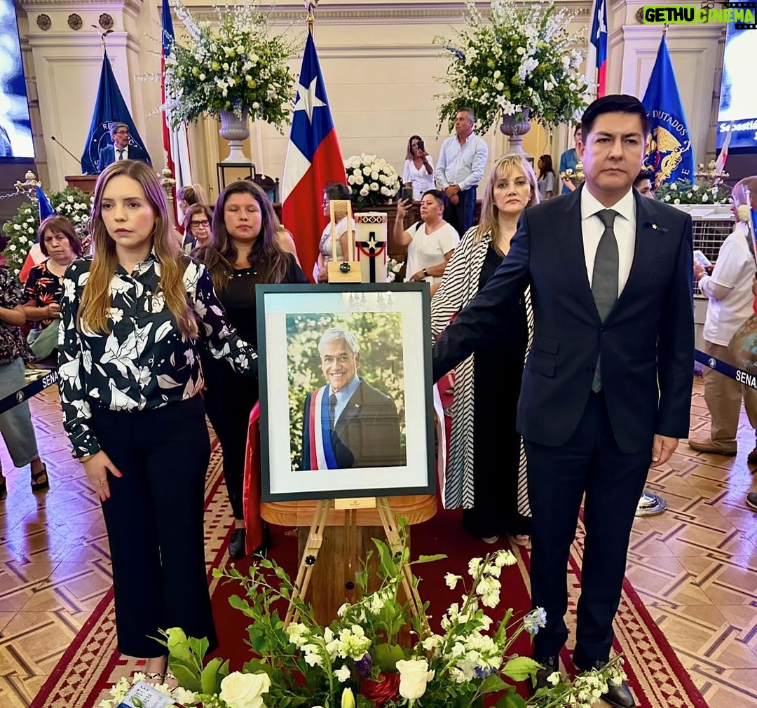 Camila Flores - 3.4K Likes - Haciendo guardia de honor a nuestro Presidente Sebastián Piñera QEPD
@percymarin
@_andreaojeda
@menalucrecia