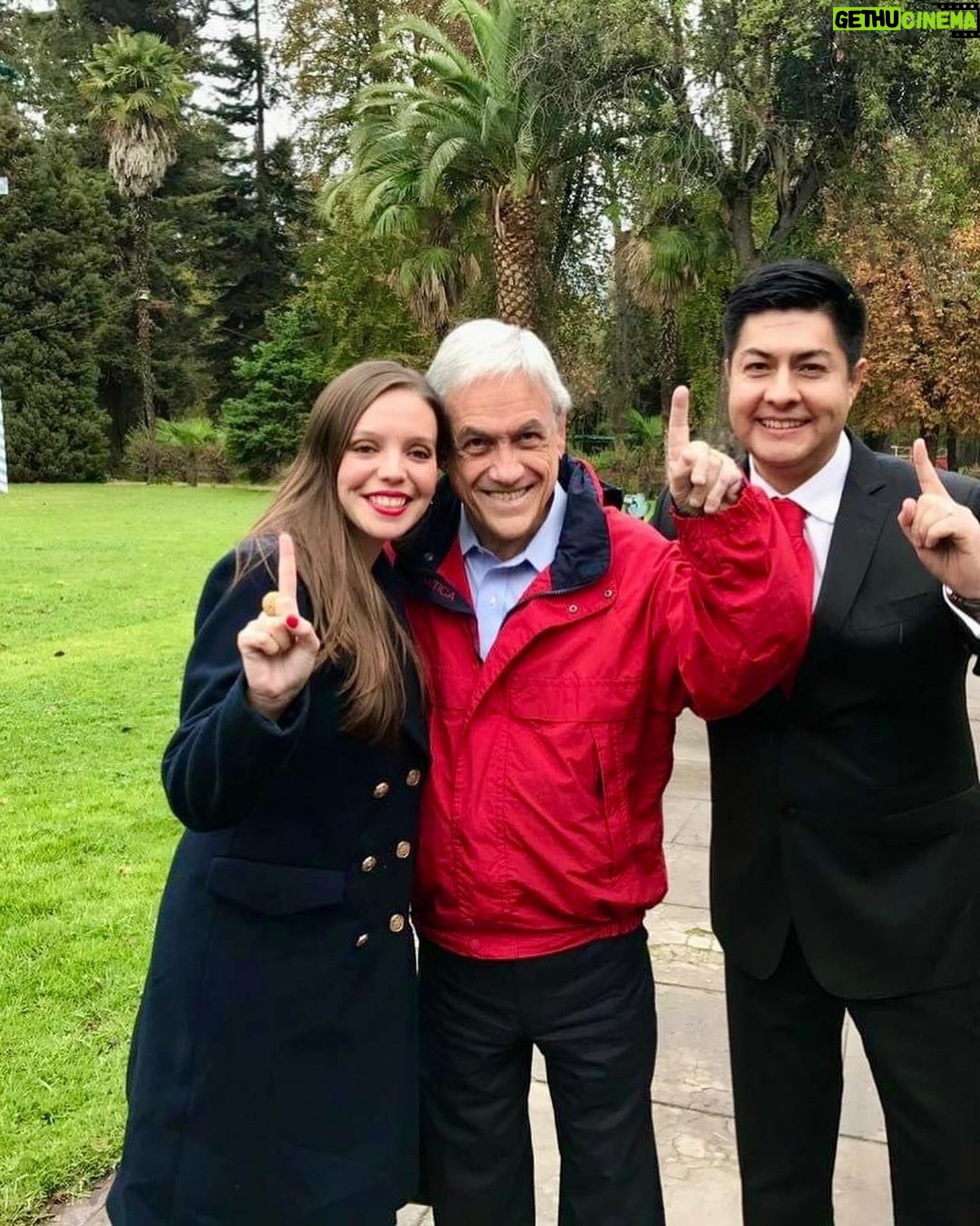 Camila Flores - 4K Likes - Fue un privilegio conocerlo Presidente y colaborar con su primer Gobierno
Hoy lo pude despedir con mucha pena por su trágica y repentina partida, pero a la vez con sentimientos de satisfacción al ver a cientos de compatriotas esperando entrar al ex congreso para darle el último adiós y valorando su contribución a nuestro país
Gracias por darle a Chile lo mejor suyo
Que Dios lo reciba en Su Reino