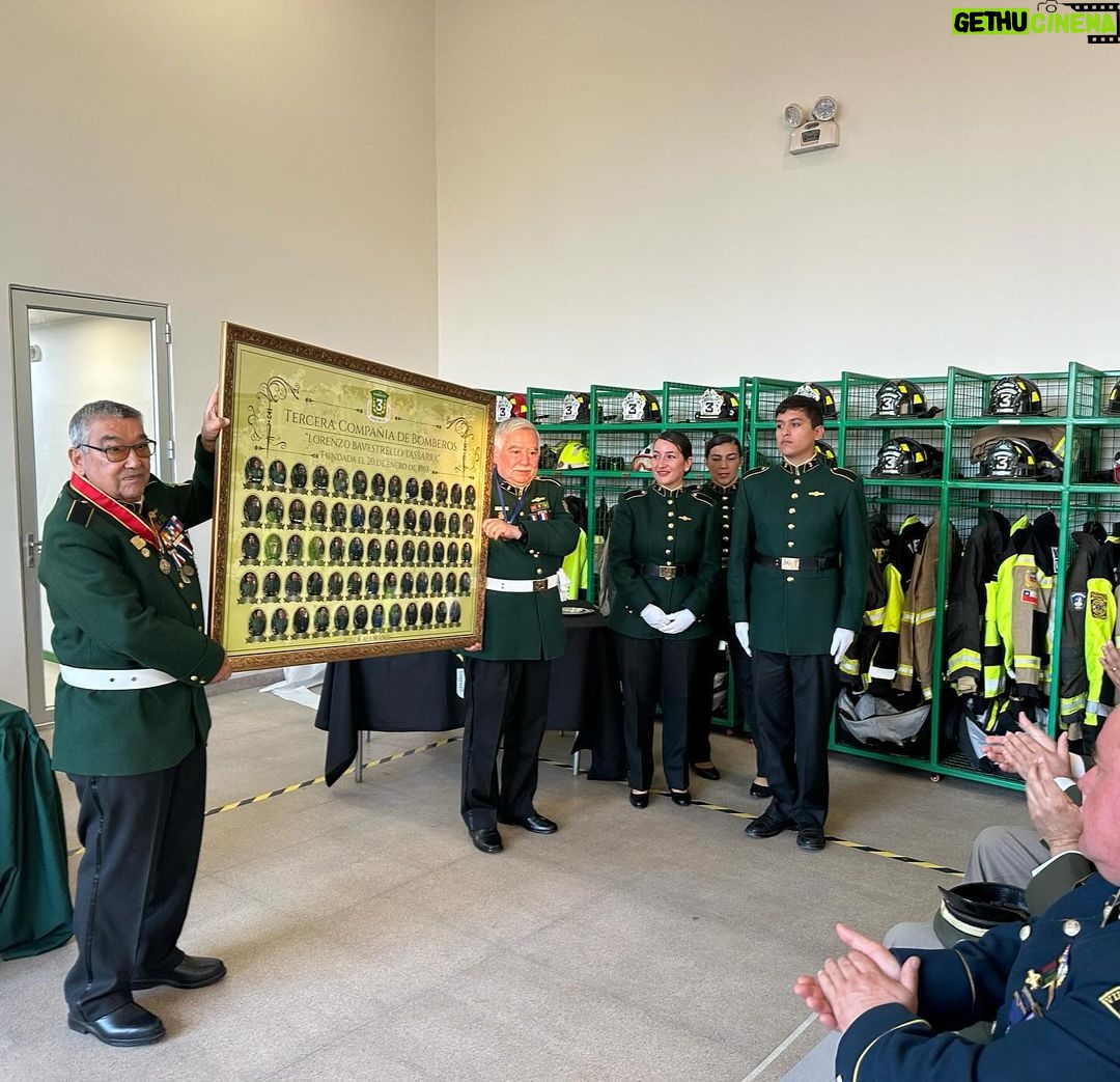 Camila Flores - 362 Likes - ✅ Aniversario 61 de la 3a Compañía de #Bomberos #Peñablanca
Junto a nuestro #CORE Percy Marin estuvimos acompañando a la 3a Compañía de Bomberos #VillaAlemana en su aniversario 61
Este aniversario fue muy especial porque por fin se pudo celebrar en el nuevo cuartel que tanto trabajo y dedicación entregaron los voluntarios y que nosotros pudimos apoyar para que sea una realidad
Muy agradecida de que me hayan dado la posibilidad de condecorar a don Manuel quien además es Director Honorario de la Compañía que cumplió 60 años de compromiso con Bomberos