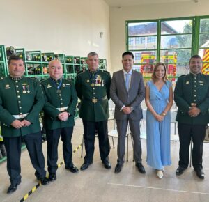 Camila Flores Instagram - ✅ Aniversario 61 de la 3a Compañía de #Bomberos #Peñablanca 
Junto a nuestro #CORE Percy Marin estuvimos acompañando a la 3a Compañía de Bomberos #VillaAlemana en su aniversario 61
Este aniversario fue muy especial porque por fin se pudo celebrar en el nuevo cuartel que tanto trabajo y dedicación entregaron los voluntarios y que nosotros pudimos apoyar para que sea una realidad 
Muy agradecida de que me hayan dado la posibilidad de condecorar a don Manuel quien además es Director Honorario de la Compañía que cumplió 60 años de compromiso con Bomberos