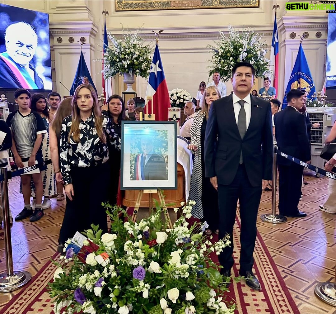 Camila Flores - 3.4K Likes - Haciendo guardia de honor a nuestro Presidente Sebastián Piñera QEPD
@percymarin
@_andreaojeda
@menalucrecia