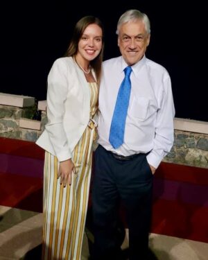 Camila Flores Instagram - Fue un privilegio conocerlo Presidente y colaborar con su primer Gobierno 
Hoy lo pude despedir con mucha pena por su trágica y repentina partida, pero a la vez con sentimientos de satisfacción al ver a cientos de compatriotas esperando entrar al ex congreso para darle el último adiós y valorando su contribución a nuestro país 
Gracias por darle a Chile lo mejor suyo 
Que Dios lo reciba en Su Reino