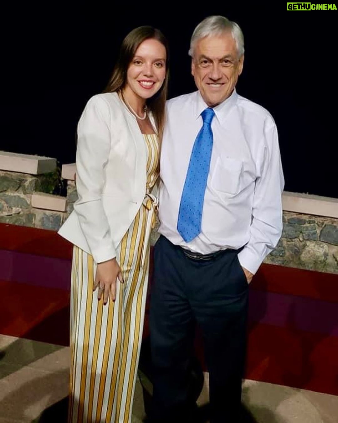 Camila Flores - 4K Likes - Fue un privilegio conocerlo Presidente y colaborar con su primer Gobierno
Hoy lo pude despedir con mucha pena por su trágica y repentina partida, pero a la vez con sentimientos de satisfacción al ver a cientos de compatriotas esperando entrar al ex congreso para darle el último adiós y valorando su contribución a nuestro país
Gracias por darle a Chile lo mejor suyo
Que Dios lo reciba en Su Reino