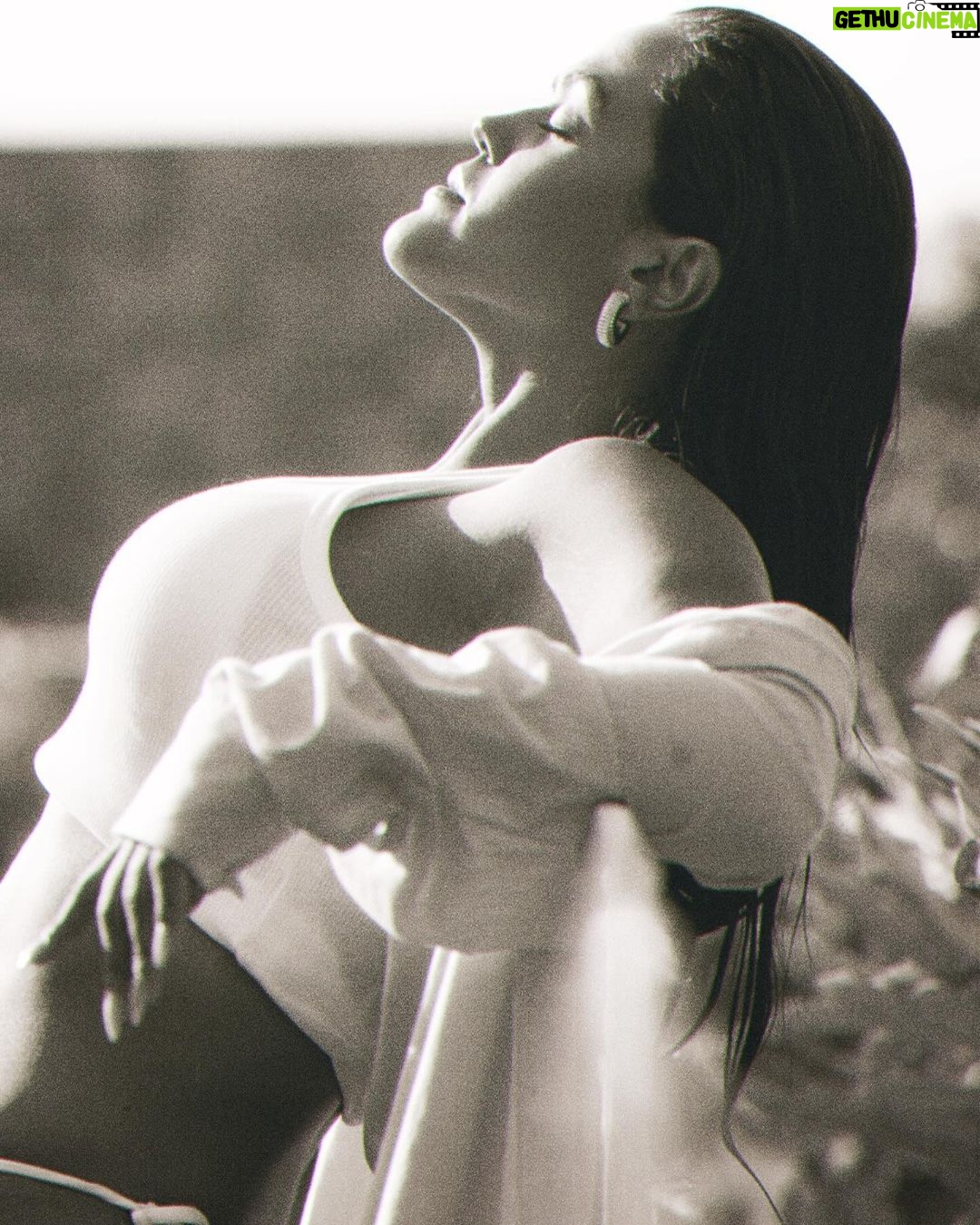 Camila Loures Instagram - P&B 🖤 . @orafaelcaetano