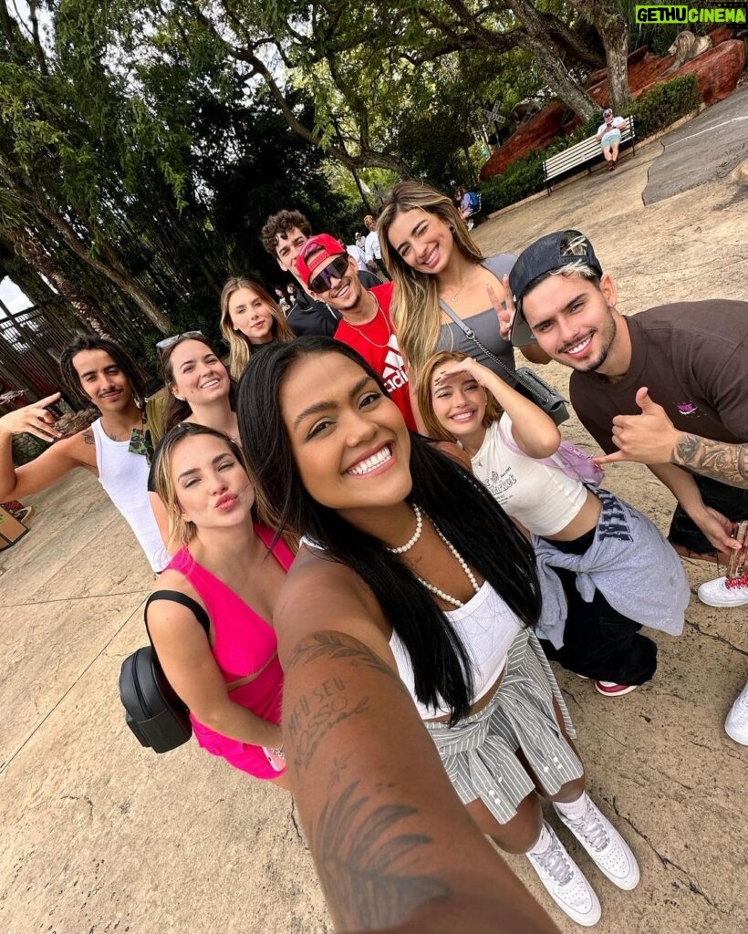 Camila Loures Instagram - Que viagem incrível ❤️ onde vcs querem q seja a próxima viagem da Família Loures? Bush Garden Tampa, Florida
