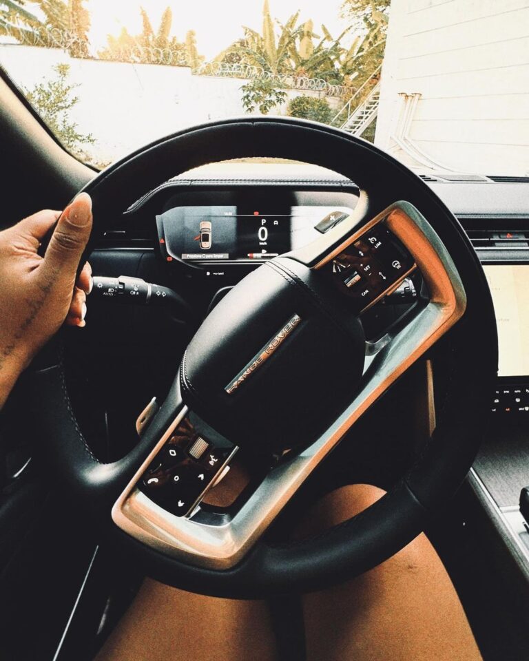 Camila Loures Instagram - MEU CARRO NOVO 🩶 Toda Gloria a Deus 🙏🏽 Mais uma conquista .. pra fazer duplinha com a G63 veio ai a Range Rover 🫶🏽 video no canal mostrando meu carro novo 🙌🏽