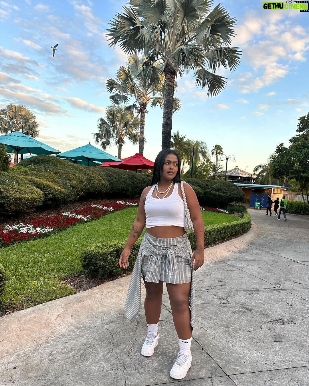 Camila Loures Instagram - Que viagem incrível ❤️ onde vcs querem q seja a próxima viagem da Família Loures? Bush Garden Tampa, Florida