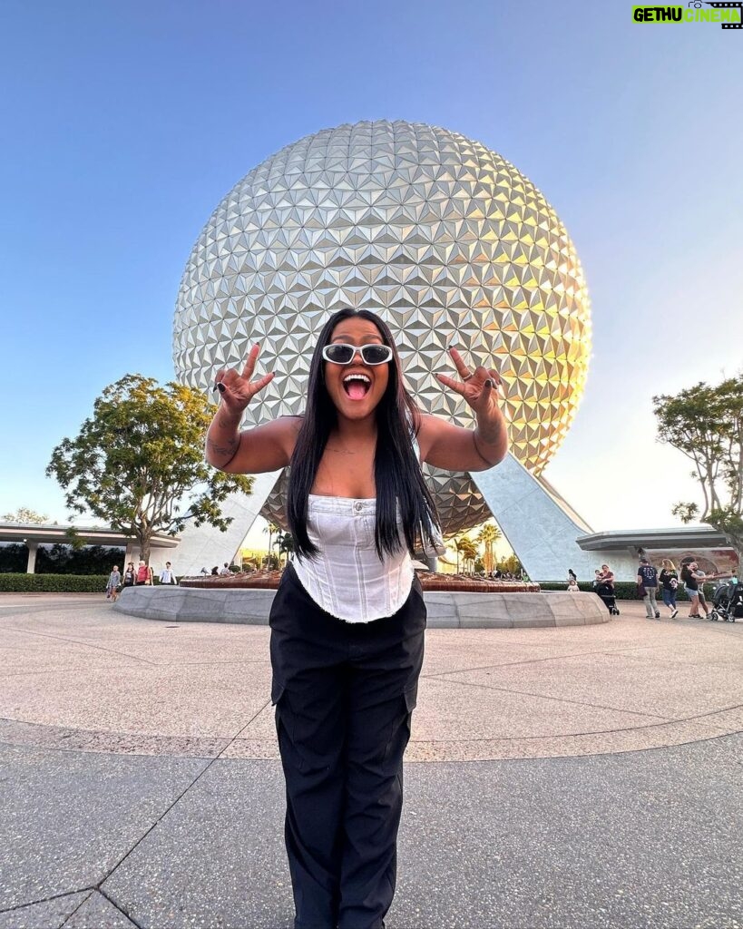 Camila Loures Instagram - 1 HORA DE VLOG EM TODOS PARQUES DA DISNEY !! 🙌🏽🎢❤️ Saiu video novo no canal, ta top dms .. link na bio! Orlando, Florida - Usa