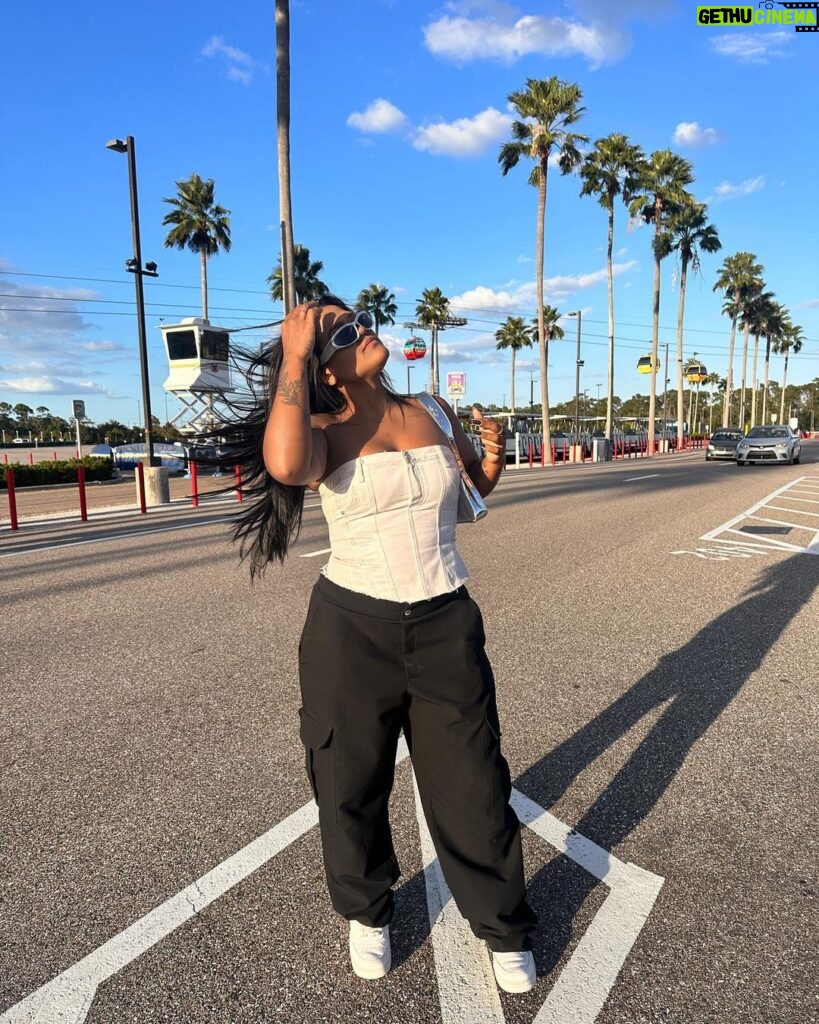 Camila Loures Instagram - 1 HORA DE VLOG EM TODOS PARQUES DA DISNEY !! 🙌🏽🎢❤️ Saiu video novo no canal, ta top dms .. link na bio! Orlando, Florida - Usa