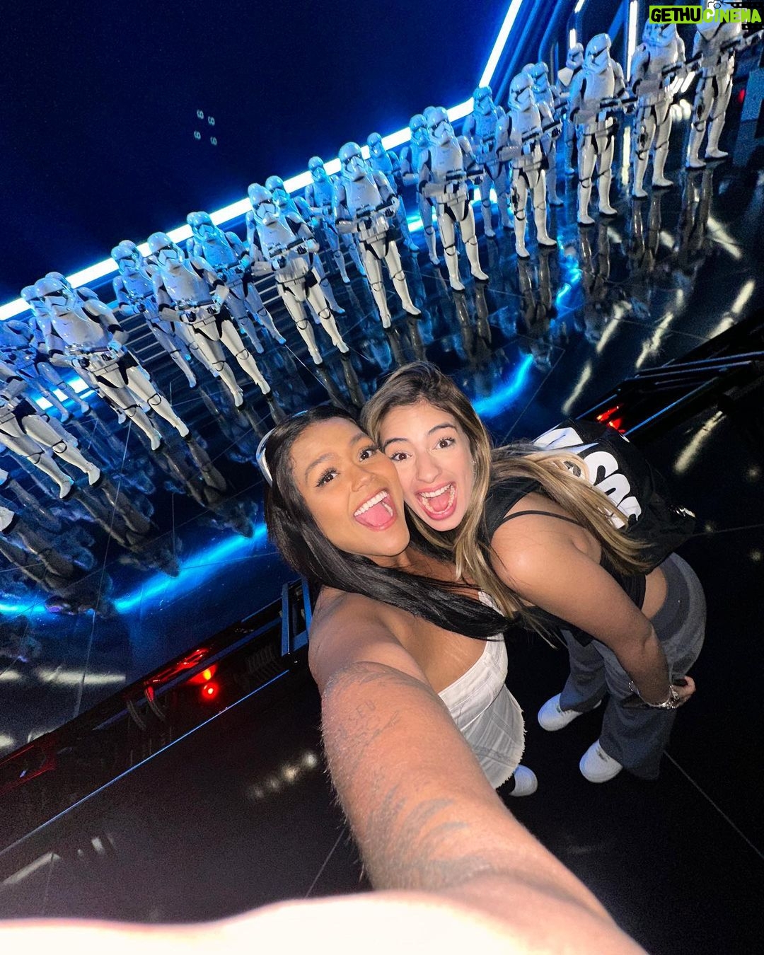 Camila Loures Instagram - 1 HORA DE VLOG EM TODOS PARQUES DA DISNEY !! 🙌🏽🎢❤️ Saiu video novo no canal, ta top dms .. link na bio! Orlando, Florida - Usa