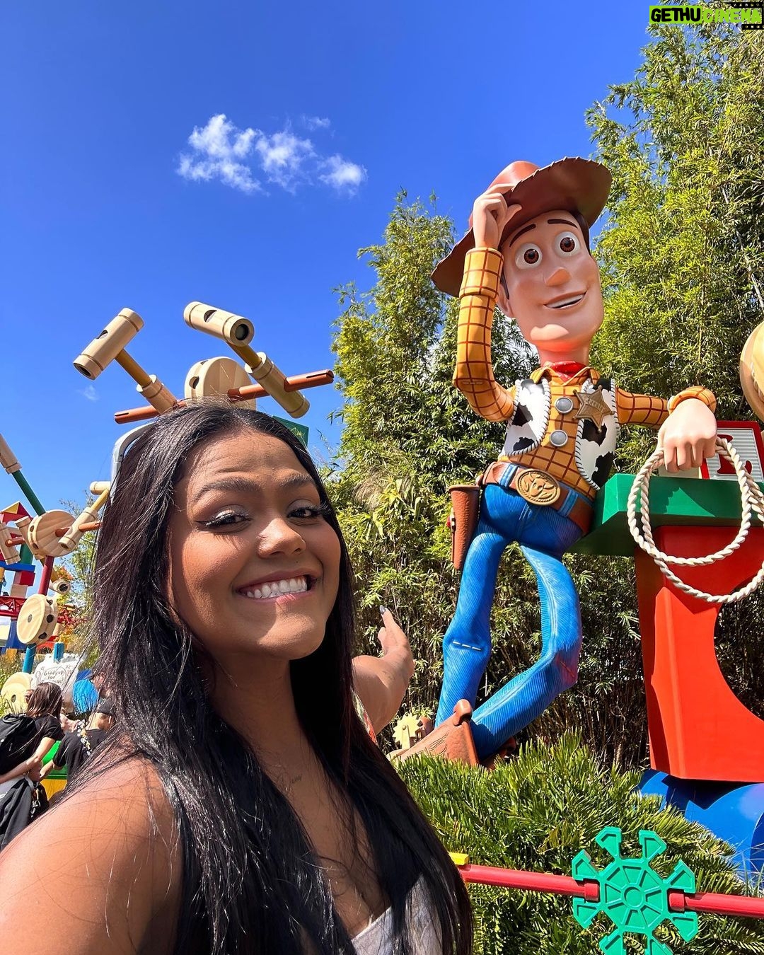 Camila Loures Instagram - 1 HORA DE VLOG EM TODOS PARQUES DA DISNEY !! 🙌🏽🎢❤️ Saiu video novo no canal, ta top dms .. link na bio! Orlando, Florida - Usa