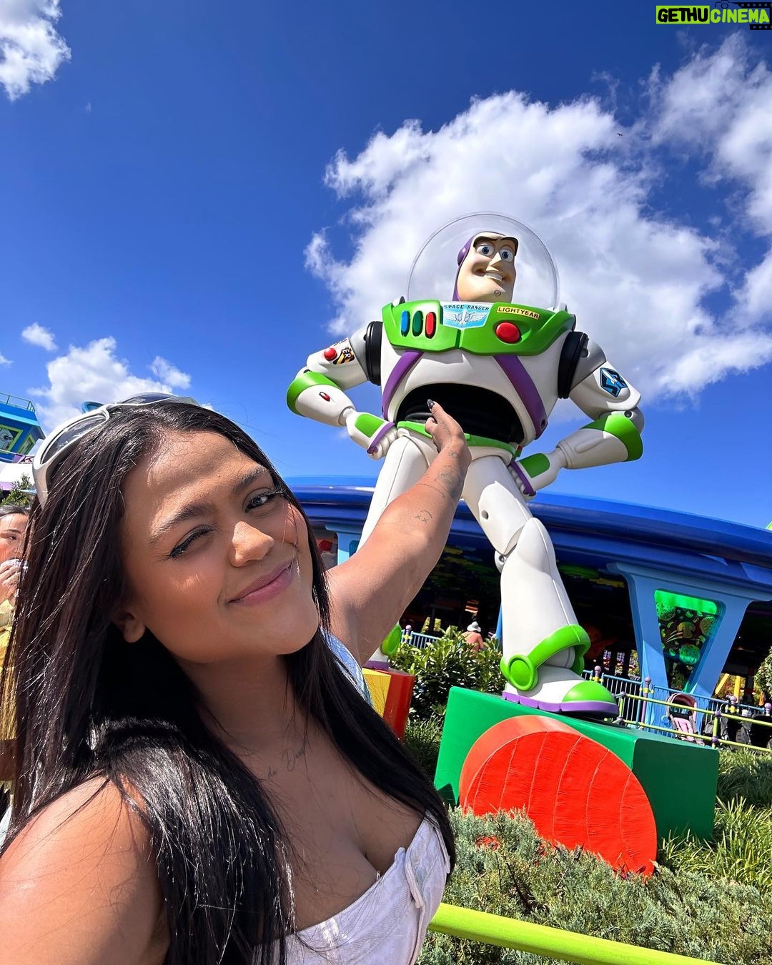 Camila Loures Instagram - 1 HORA DE VLOG EM TODOS PARQUES DA DISNEY !! 🙌🏽🎢❤️ Saiu video novo no canal, ta top dms .. link na bio! Orlando, Florida - Usa