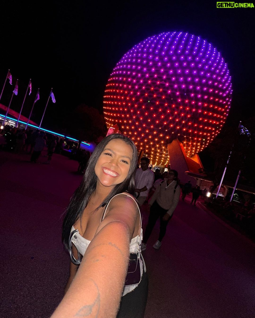 Camila Loures Instagram - 1 HORA DE VLOG EM TODOS PARQUES DA DISNEY !! 🙌🏽🎢❤️ Saiu video novo no canal, ta top dms .. link na bio! Orlando, Florida - Usa