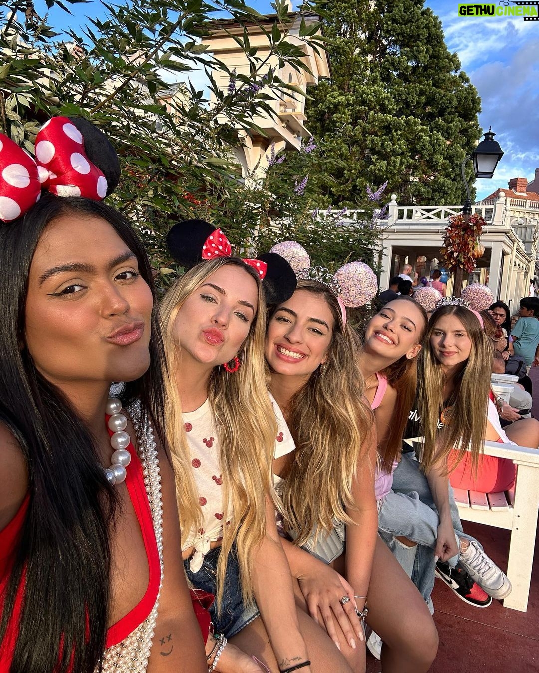 Camila Loures Instagram - é sempre como se fosse pela 1º vez… ❤️🏰 . @4waytrip obrigada! Disneys Magic Kingdom, Walt Disney World