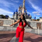 Camila Loures Instagram - é sempre como se fosse pela 1º vez… ❤️🏰 . @4waytrip obrigada! Disneys Magic Kingdom, Walt Disney World