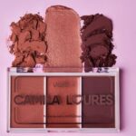 Camila Loures Instagram - Foco nesses produtos 🥹🤏🏽💗 Olha que coisa mais linda! Ja esta em todo lugar gente, nas maiores lojas do brasil, to feliz demais .. Vocês precisam testar a pigmentação de tudo. Eu tô muito apaixonada e quero destacar aqui meu amor pela paleta multifuncional, que tem 3 tons e você pode usar como CONTORNO, BLUSH, ILUMINADOR, SOMBRA e até BATOM! É real!!! A minha primeira linha de make já está disponível nas principais perfumarias, farmácias, lojas de departamento e no site da @vult. Corre pra garantir #Vult #CamilaLoures #CamilaLouresEVult