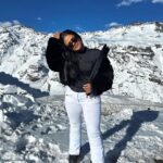 Camila Loures Instagram - Dump da viagem pra falar que saiu 24 horas na NEVE ❄️☃️ e tbm teve 1h de vlog, aproveita o final de semana e maratona o canal ❤️ link na bio! Valle Nevado - Cordillera de Los Andes/Chile
