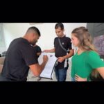 Camila Loures Instagram - EU SURPREENDI MINHAS AMIGAS COM O JOGADOR FAVORITO DELAS!!! (FT HULK) @hulkparaiba … vai la assistir o video completo pra ver a reaçao delas e me conta ai nos comentarios quem vcs querem ver la na Mansão Loures .. ❤️