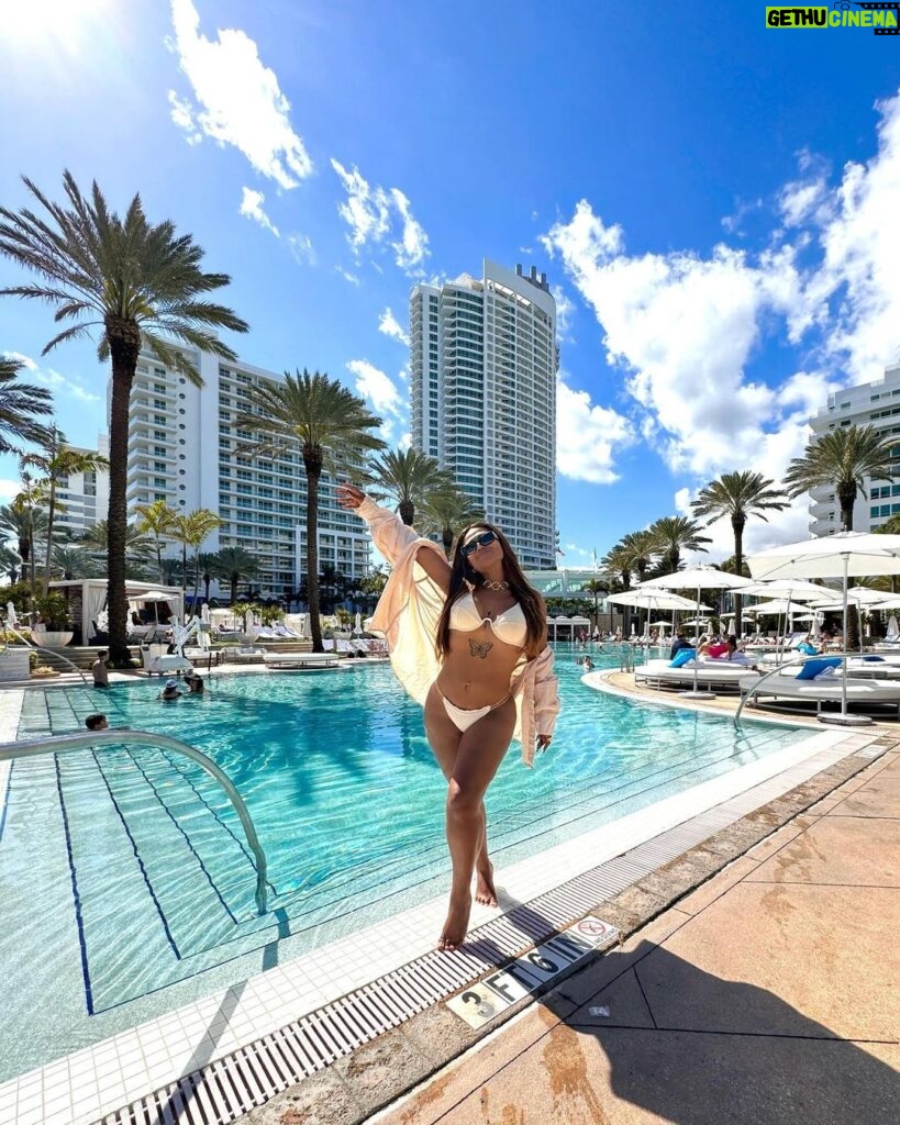 Camila Loures Instagram - Miami vibes 🩵 Miami Beach, Florida