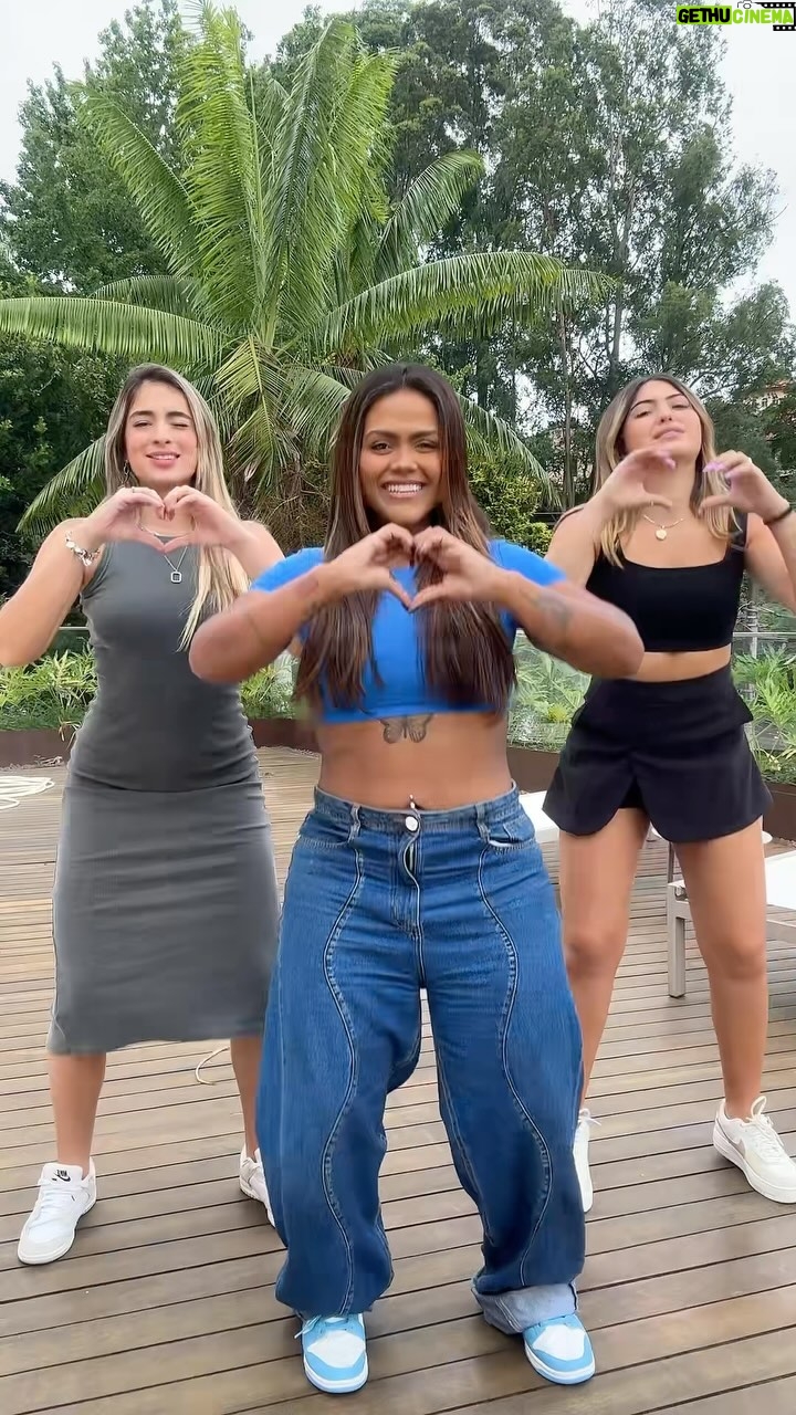 Camila Loures Instagram - com as gataaas ❤️