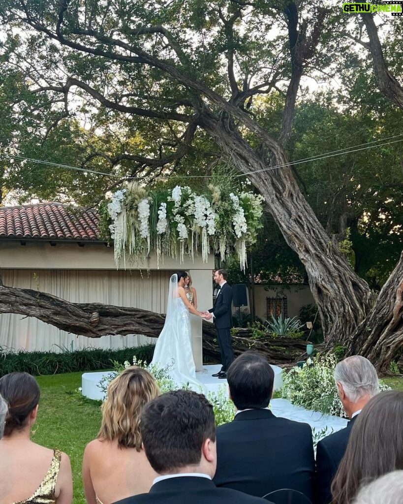 Camila Mendes Instagram - congrats alex and alex!!! a wedding for the ages @al_ty 👰🏻‍♀️🌴♥️