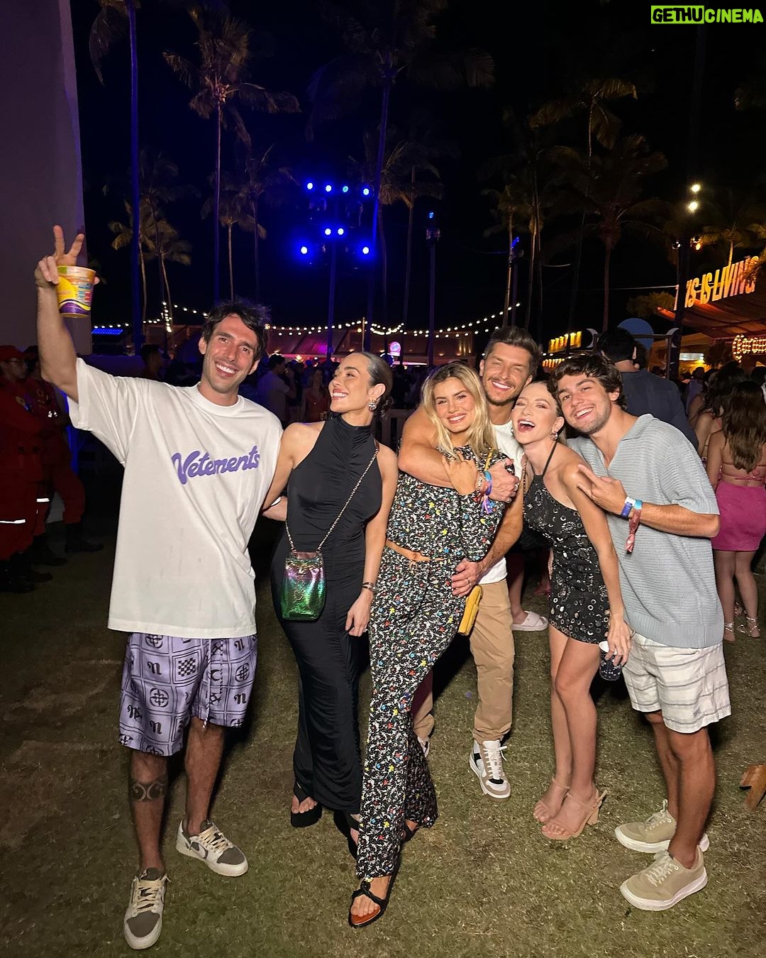 Camila Queiroz Instagram - #Numanice com eles no @reveillon.amore 💥