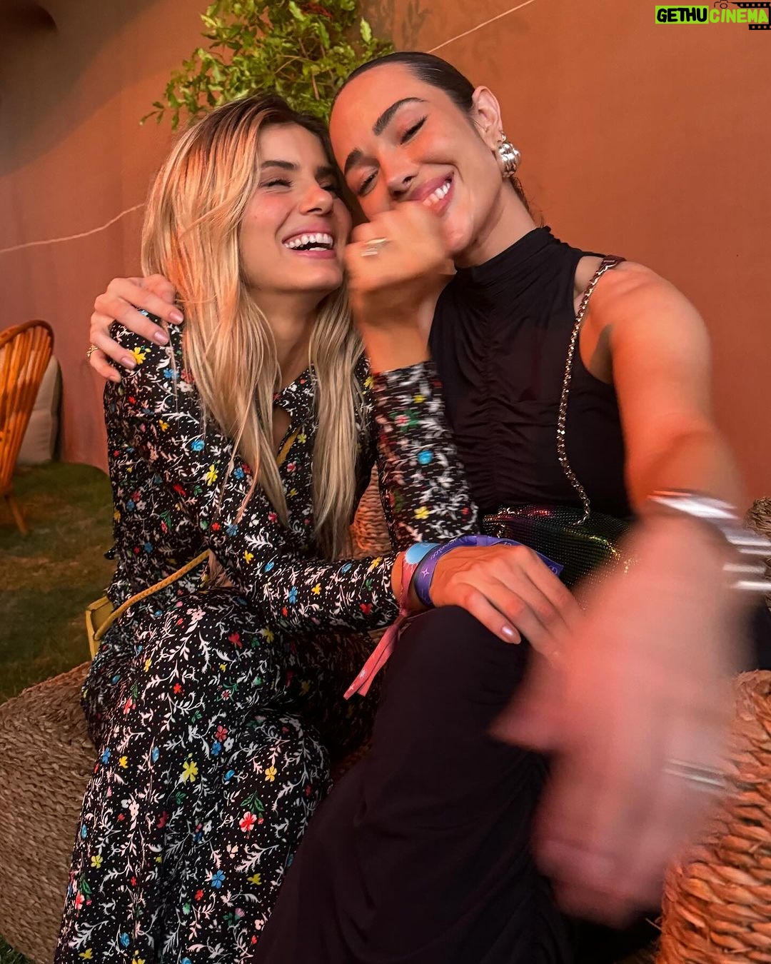 Camila Queiroz Instagram - #Numanice com eles no @reveillon.amore 💥