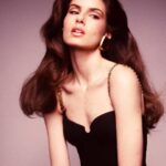 Camila Queiroz Instagram - Uma honra estar no #InVogue, o primeiro livro da @voguebrasil! 🖤 Obrigada pelo convite @paulimerlo @paulamageste Such an honor be part of #InVogue the @voguebrasil’s first book! Dream team Fotos: @fernando_tomaz Styling: @ritalazzarotti Beleza: @henriquem85 Direção de arte: @juliakoala Produção executiva: @carolishimaru e @deialansky Produção de Moda: @roochafred_ Assistentes de foto: @jorge.escudeiro e @franckwillianfoto Assistente de beleza: @juliocardim_beauty Retouch: @studiobrunorezende Camareira: @dulcebs Assessoria @13thprod