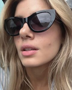 Camila Queiroz Instagram - Sunglasses lover 🕶️🫶🏼 Esse é o RITA, da minha nova coleção com a @colccieyewear Link no story!