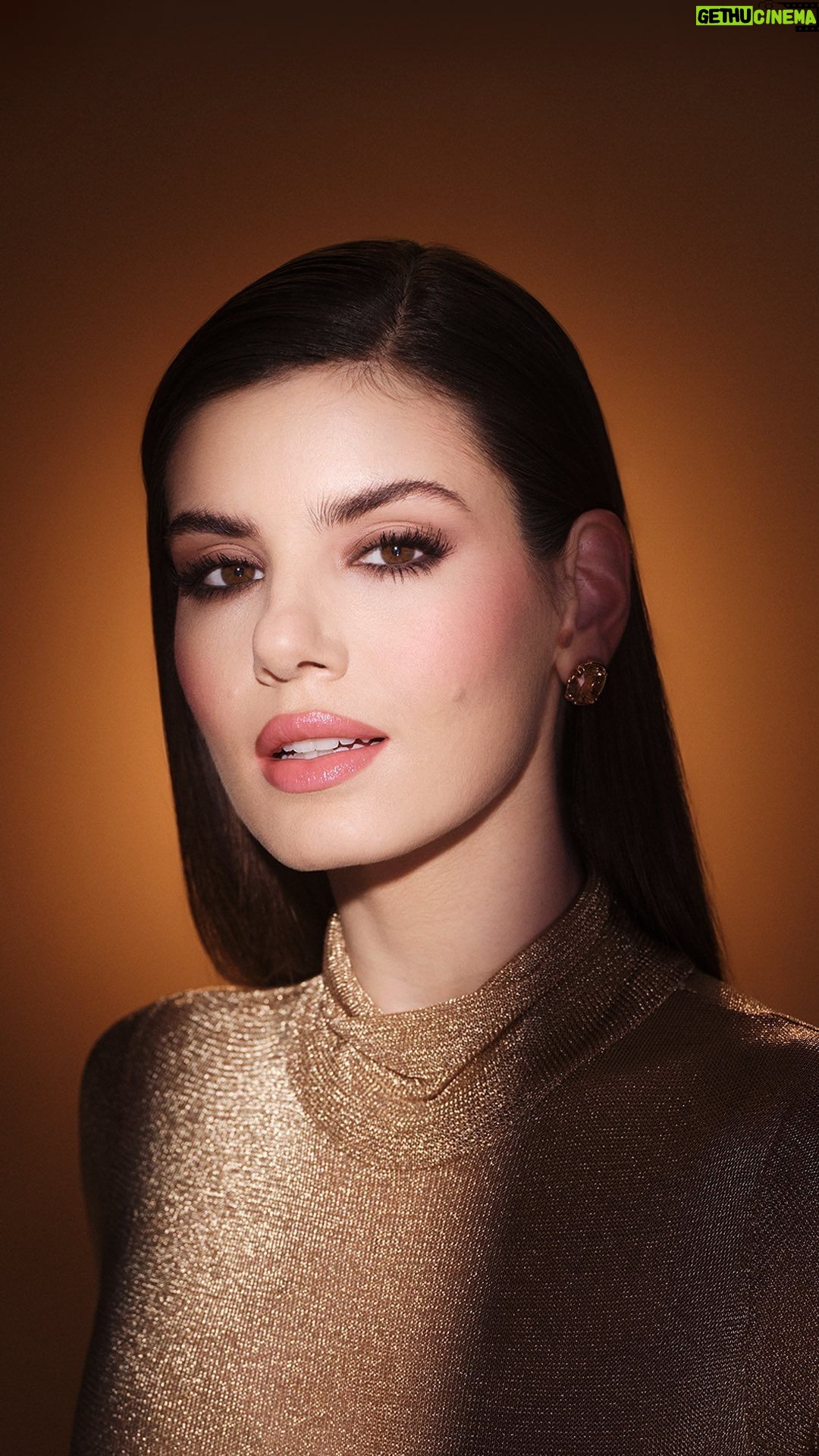 Camila Queiroz Instagram - O mundo da beleza sempre fez parte da minha história. E Foi observando cada detalhe que eu comecei a entender o que era realmente essencial pra mim. E agora eu trago os meus essenciais de beleza na nova linha Eudora Glam By Camila Queiroz com 4 produtos que, juntos, entregam um universo de possibilidades para você brilhar. Estão preparados para criar qualquer estilo com o essencial? Eu e @eudora estamos muito felizes e orgulhosos, querendo saber tudo o que vocês acharam, conta aqui nos comentários! ✨ #Eudora #GlamByCamilaQueiroz