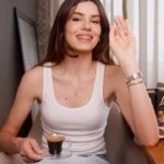 Camila Queiroz Instagram – Quando @lorespressobrasil e @lindt_brasil EXCELLLENCE se encontram, o sabor te leva a despertar seus sentidos ✨
Hoje, enquanto preparava meu café em cápsulas L’OR, para harmonizar com o chocolate dark da Lindt, lembrei de uma história que nunca tinha compartilhado com vocês.
A vida é feita de histórias e sabores únicos. 🍫☕ #desperteseussentidos️
#publicidade

https://www.cafelor.com.br/lindt-lor
