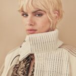 Camila Queiroz Instagram – @louisvuitton x @marieclairebr 
Thank you LV Fam 🤎

Fotos Gustavo Zylbersztajn 
Direção de moda @larissalucchese 
Beleza  @silviogiorgio 
Direção criativa: @joaobrito.co
Assessoria @13thprod 
Entrevista @laura.reif 
Produção executiva @vandecazimmermann 
Assistente de beleza: @julia_boeno
Assistentes de fotografia: @andersonsoaresbueno e Victor Rocha
Camareira: Linda Gomes
Tratamento de imagem: @doctorraw.retouching 
@andrezzamast