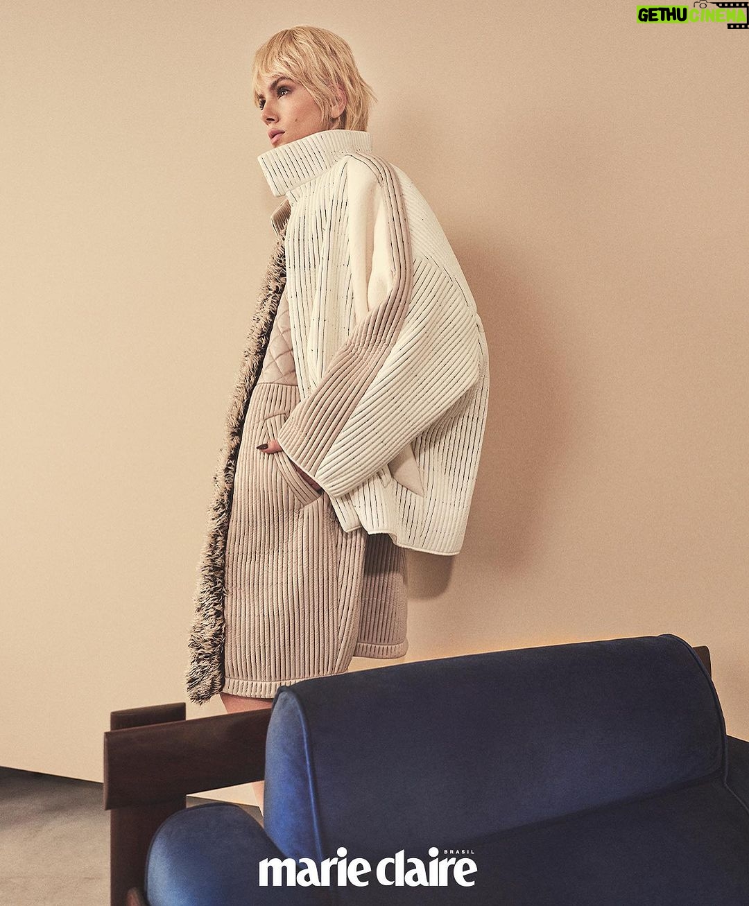 Camila Queiroz Instagram - @louisvuitton x @marieclairebr Thank you LV Fam 🤎 Fotos Gustavo Zylbersztajn Direção de moda @larissalucchese Beleza @silviogiorgio Direção criativa: @joaobrito.co Assessoria @13thprod Entrevista @laura.reif Produção executiva @vandecazimmermann Assistente de beleza: @julia_boeno Assistentes de fotografia: @andersonsoaresbueno e Victor Rocha Camareira: Linda Gomes Tratamento de imagem: @doctorraw.retouching @andrezzamast
