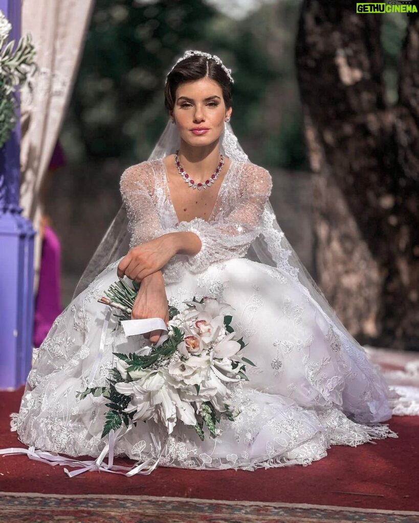 Camila Queiroz Instagram - Lá vem os noivos 🤍🔒✨ Prontos para o último capítulo de #AmorPerfeito? Eu não, já estou morrendo de saudade🥹 Preparem os lencinhos!! Hoje, na @tvglobo