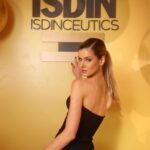 Camila Queiroz Instagram - Ontem na ISDINCEUTICS MAGIC NIGHT, maior evento da @isdin.brasil ✨Muito feliz em ser embaixadora dessa marca incrível que sou fã e poder participar desse momento!