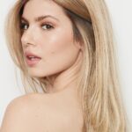 Camila Queiroz Instagram - Meu corpo é instrumento do meu trabalho, sempre foi. Fazer transformações, sejam elas grandes ou pequenas, sempre me trouxeram muita empolgação e provocação, é parte muito importante na criação da personagem. Essa transformação, além de muito aguardada por mim, é parte fundamental da história de Sofia, protagonista de #BelezaFatal, minha próxima novela na @hbomaxbr . 🌹 Corte e cor @reymoreira Beauty @silviogiorgio Styling @ritalazzarotti Foto @tom_barreto @13thprod