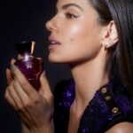 Camila Queiroz Instagram – Encantada com a nova fragrância Dylan Purple da @versace.
Um convite para viajar à Itália…
Fresca, frutada e viciante!
#VersaceFragrances #VersaceDylanPurple