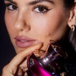 Camila Queiroz Instagram – Encantada com a nova fragrância Dylan Purple da @versace.
Um convite para viajar à Itália…
Fresca, frutada e viciante!
#VersaceFragrances #VersaceDylanPurple