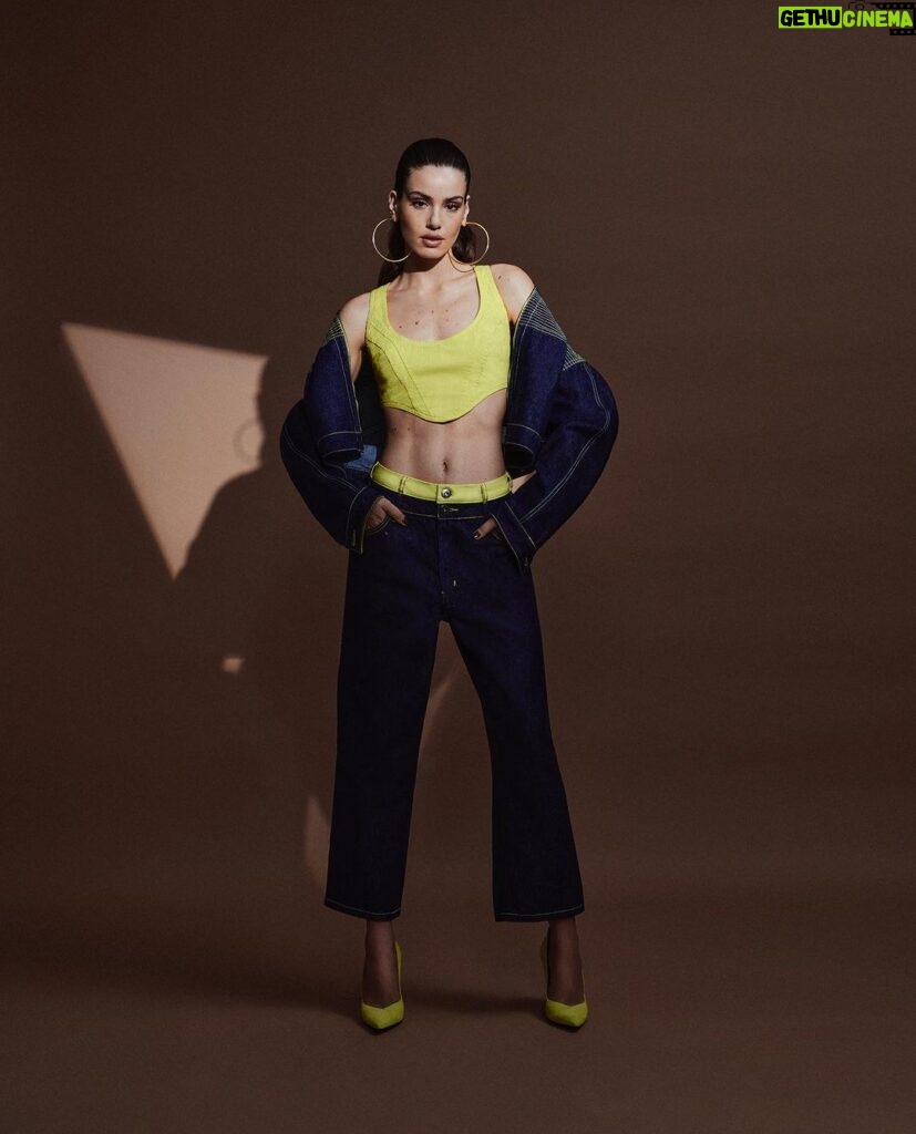 Camila Queiroz Instagram - A primavera 24 @tritonoficial é um convite à transformar seus sonhos em realidade, fantasie tudo o que você pode ser com #TritonNightDreamers The perfect bold jeans. Triton attitude.