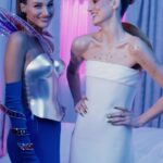 Camila Queiroz Instagram - Mais que amigas, friends! @camilaqueiroz e @sashameneghel (que recriou um look de Xuxa) passaram pela #SuíteVogue do #BaileDaVogue2024 antes de curtir a festa. Video: @carlosqueirozi Voz: @miltoncunhaoficial Coordenação digital: @paulamello_ e @ceciliacussioli Edição de vídeo: @lucasrocha.rec Produção executiva: @deialansky Assistente de produção executiva: @andreazilet Produção de conteúdo: @milena.otta Assistentes de vídeo: @adrianikematsu, @nathaliaatayde e @felippescosta Agradecimentos: @belmondcopacabanapalace