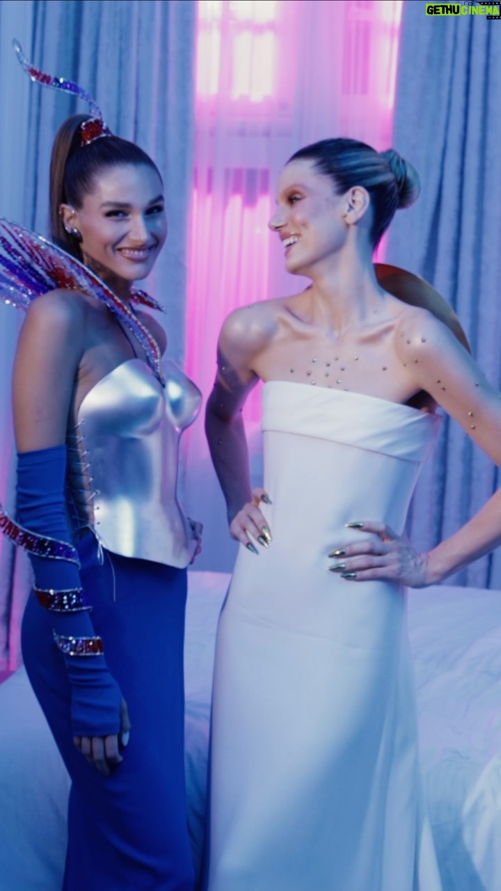 Camila Queiroz Instagram - Mais que amigas, friends! @camilaqueiroz e @sashameneghel (que recriou um look de Xuxa) passaram pela #SuíteVogue do #BaileDaVogue2024 antes de curtir a festa. Video: @carlosqueirozi Voz: @miltoncunhaoficial Coordenação digital: @paulamello_ e @ceciliacussioli Edição de vídeo: @lucasrocha.rec Produção executiva: @deialansky Assistente de produção executiva: @andreazilet Produção de conteúdo: @milena.otta Assistentes de vídeo: @adrianikematsu, @nathaliaatayde e @felippescosta Agradecimentos: @belmondcopacabanapalace