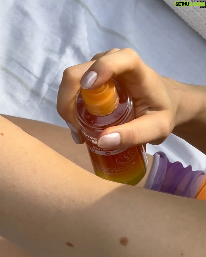 Camila Queiroz Instagram - SOL + PROTEÇÃO ☀️🍃🌊 O Fotoprotector ISDIN HydroOil é um protetor solar bifásico com dupla ação: protege e bronzeia a pele com alta proteção (FPS 30) e Tecnologia Pró-Melanina, que potencializa até 43% mais o bronzeamento da pele. Ideal para os próximos dias, né?? 🧡