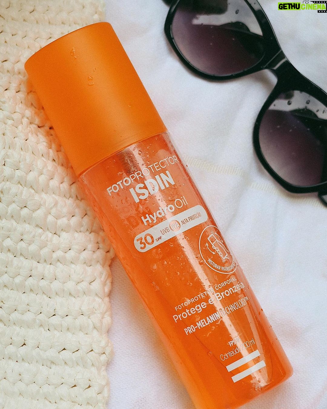 Camila Queiroz Instagram - SOL + PROTEÇÃO ☀️🍃🌊 O Fotoprotector ISDIN HydroOil é um protetor solar bifásico com dupla ação: protege e bronzeia a pele com alta proteção (FPS 30) e Tecnologia Pró-Melanina, que potencializa até 43% mais o bronzeamento da pele. Ideal para os próximos dias, né?? 🧡