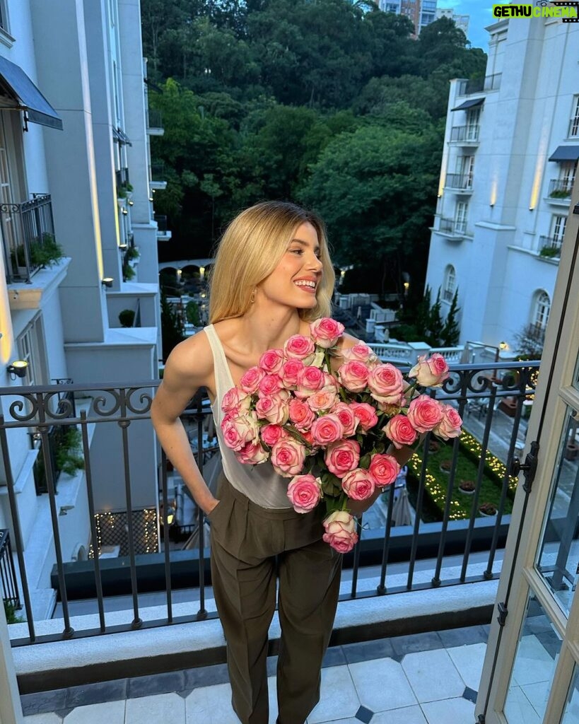 Camila Queiroz Instagram - Uma tarde de trabalho em um dos meus lugares favoritos da cidade Palácio Tangará