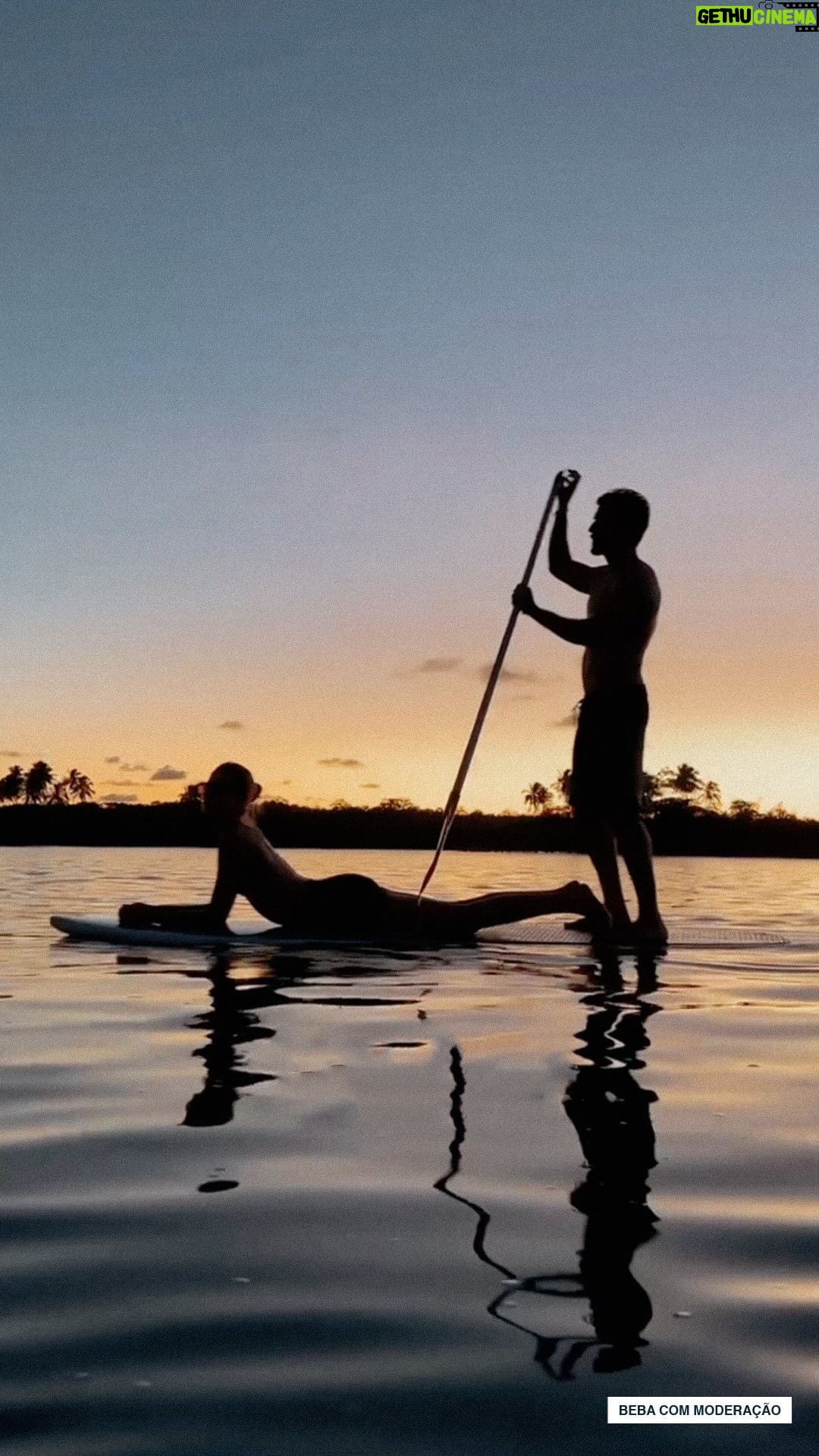 Camila Queiroz Instagram - Um 2024 inteiro de resoluções baseadas em viver mais a vida aqui fora: muito sol, mergulho de cabeça e um pôr do sol acompanhado de Corona como o @klebbertoledo e @camilaqueiroz curtiram em Maracaípe - PE. #AVidaÉAquiFora *BebaComModeração