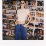 Camila Queiroz Instagram – começando o ano com o meu combo preferido: calça jeans e camiseta branca @tritonoficial 🍒
Infalível, democrático e atemporal
#VivaLaVidaTriton #Celebrations