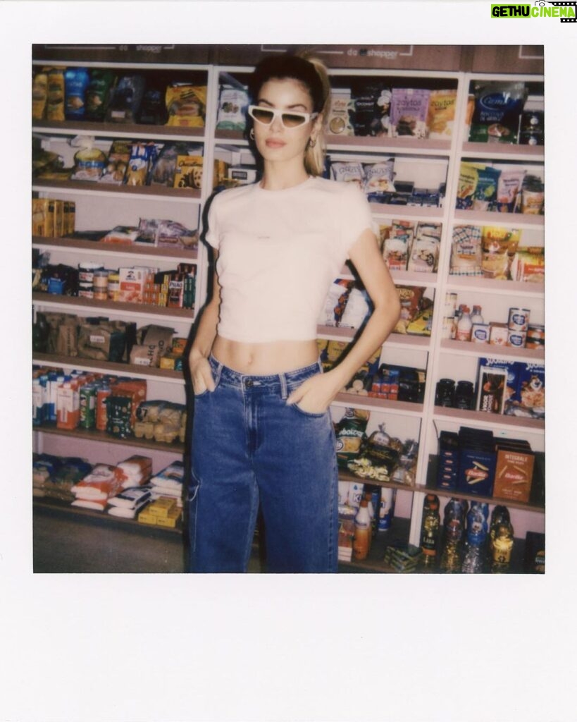 Camila Queiroz Instagram - começando o ano com o meu combo preferido: calça jeans e camiseta branca @tritonoficial 🍒 Infalível, democrático e atemporal #VivaLaVidaTriton #Celebrations