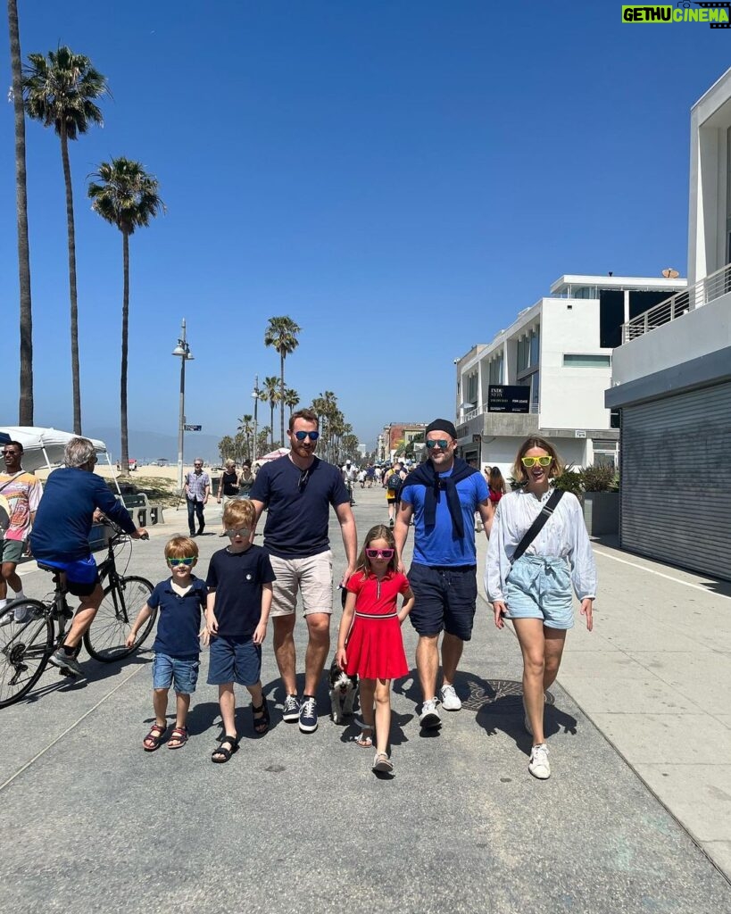 Camilla Arfwedson Instagram - Sister and her clan and some novelty sunglasses 🤩💞 Venice Beach