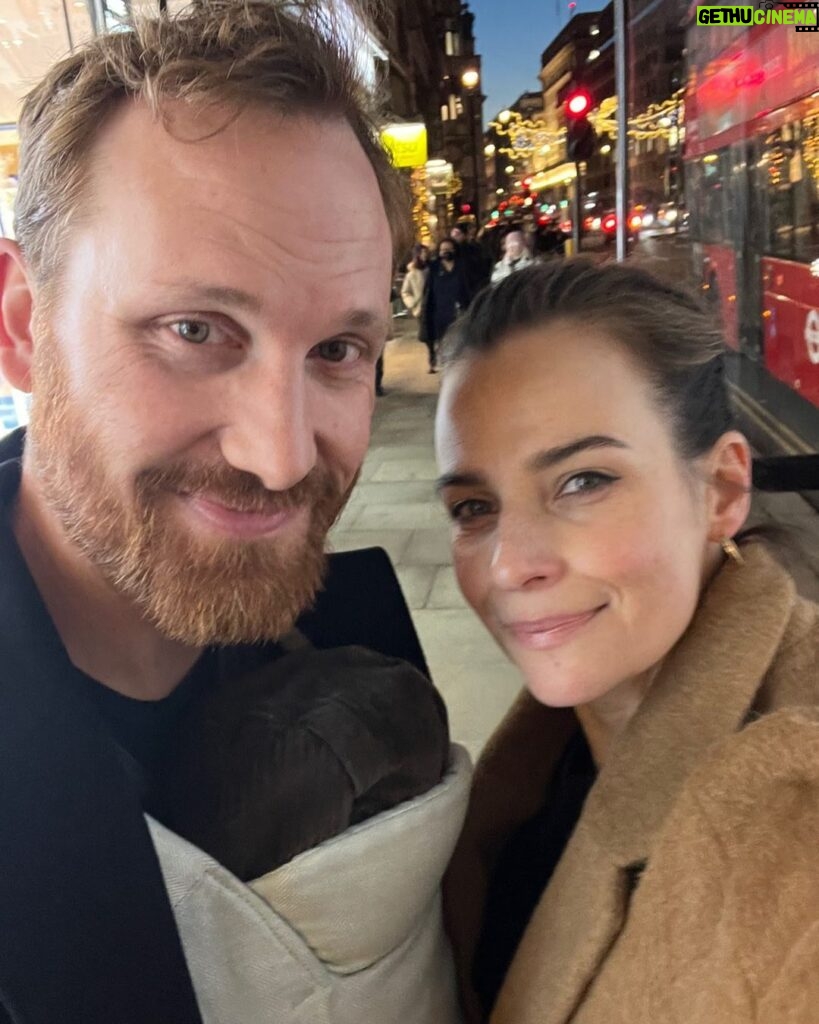 Camilla Arfwedson Instagram - Piccadilly at Xmas with Auro strapped to Jack and waiting for a bus home after seeing pals. Nice to be back in LA but after 3 years away this Xmas was something special 💫🇬🇧❤ London, United Kingdom